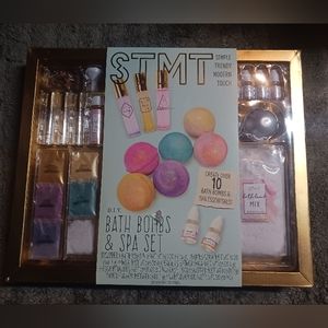 NWT!! STMT!  DYI Bath Bomb & SPA Set